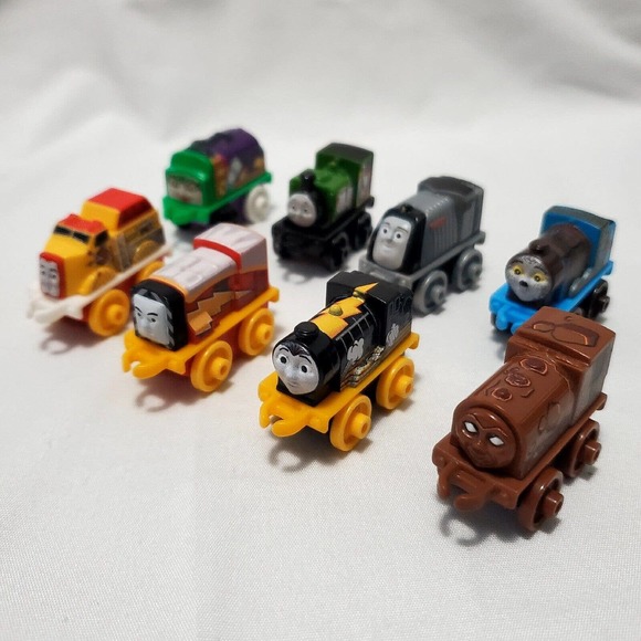 Thomas & Friends Mini DC Super Friends Lot Of 8 Trains Superheroes - Picture 2 of 5